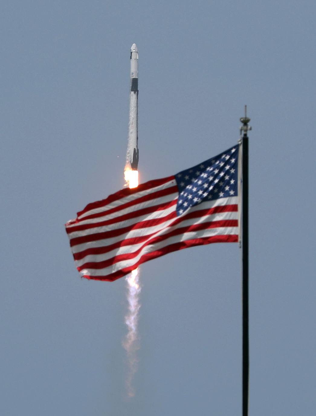 Los astronautas Bob Behnken y Doug Hurley despegaron este sábado del Centro Espacial Kennedy en Florida a bordo de un cohete de SpaceX, primera vez que una empresa privada de Estados Unidos logra concretar una misión de esta naturaleza para la NASA. El cohete Falcon 9, de la compañía creada por Elon Musk, despegó según lo previsto a las 15H22 (19H22 GMT), y los primeros minutos de su ascenso transcurrieron sin inconvenientes, según la transmisión en directo que realiza la agencia espacial de Estados Unidos. La primera etapa del cohete se separó de acuerdo al programa después de dos minutos de vuelo, cuando la nave ascendía a una velocidad de cerca de 4.000 km/h, dejando a la cápsula Crew Dragon en la órbita adecuada para llegar a su destino, la Estación Espacial Internacional, impulsada por la segunda etapa del cohete.