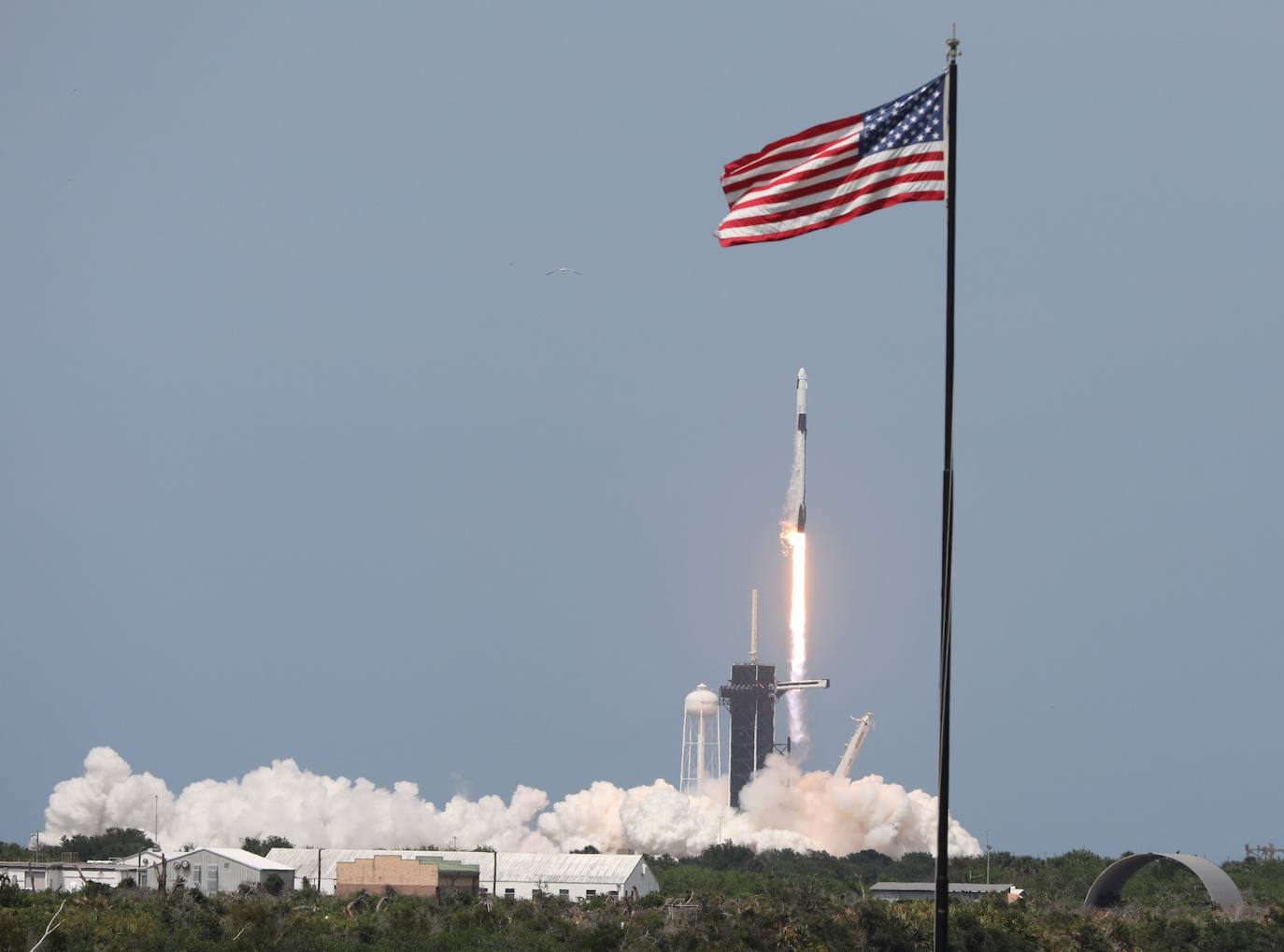 Los astronautas Bob Behnken y Doug Hurley despegaron este sábado del Centro Espacial Kennedy en Florida a bordo de un cohete de SpaceX, primera vez que una empresa privada de Estados Unidos logra concretar una misión de esta naturaleza para la NASA. El cohete Falcon 9, de la compañía creada por Elon Musk, despegó según lo previsto a las 15H22 (19H22 GMT), y los primeros minutos de su ascenso transcurrieron sin inconvenientes, según la transmisión en directo que realiza la agencia espacial de Estados Unidos. La primera etapa del cohete se separó de acuerdo al programa después de dos minutos de vuelo, cuando la nave ascendía a una velocidad de cerca de 4.000 km/h, dejando a la cápsula Crew Dragon en la órbita adecuada para llegar a su destino, la Estación Espacial Internacional, impulsada por la segunda etapa del cohete.