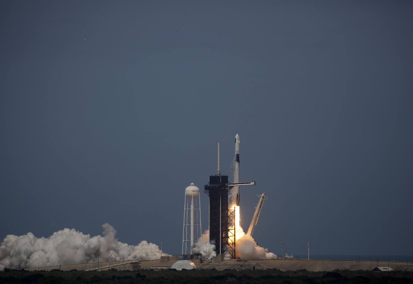 Los astronautas Bob Behnken y Doug Hurley despegaron este sábado del Centro Espacial Kennedy en Florida a bordo de un cohete de SpaceX, primera vez que una empresa privada de Estados Unidos logra concretar una misión de esta naturaleza para la NASA. El cohete Falcon 9, de la compañía creada por Elon Musk, despegó según lo previsto a las 15H22 (19H22 GMT), y los primeros minutos de su ascenso transcurrieron sin inconvenientes, según la transmisión en directo que realiza la agencia espacial de Estados Unidos. La primera etapa del cohete se separó de acuerdo al programa después de dos minutos de vuelo, cuando la nave ascendía a una velocidad de cerca de 4.000 km/h, dejando a la cápsula Crew Dragon en la órbita adecuada para llegar a su destino, la Estación Espacial Internacional, impulsada por la segunda etapa del cohete.
