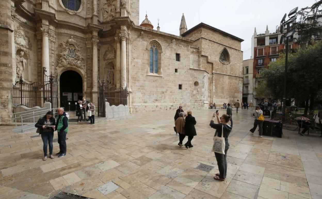 Turistas ante la Catedral de Valencia.