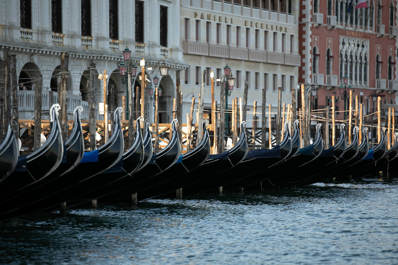 La pandemia del coronavirus dejó imágenes insólitas en una de las capitales turísticas de Europa. Recuperando poco a poco la normalidad, Venecia sigue dejando estampas únicas al atardecer.