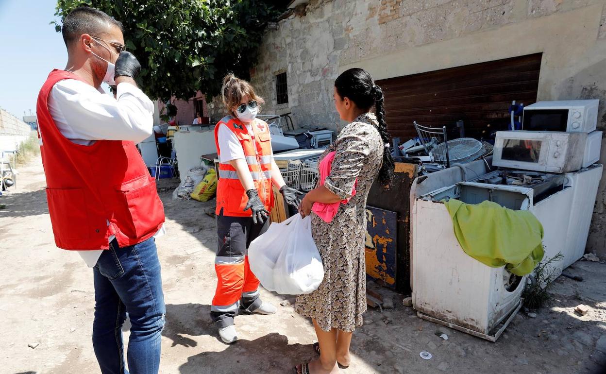 Reparto de alimentos de Cruz Roja en un asentamiento en Valencia. 