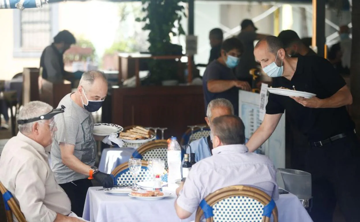 Clientes en un restaurante durante la desescalada.