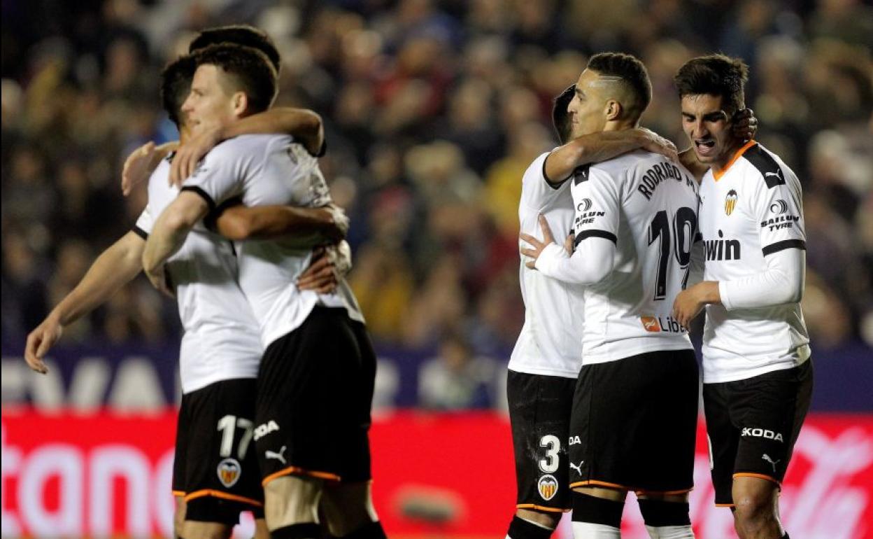 Los jugadores del Valencia celebran uno de los goles marcados en el derbi disputado en diciembre.