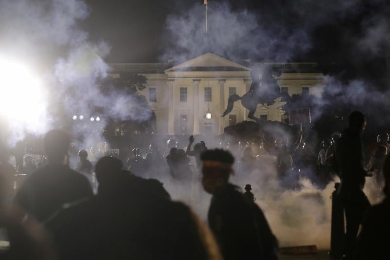 Las protestas por la muerte de George Floyd a manos de la policía llegan a las puertas de la Casa Blanca.