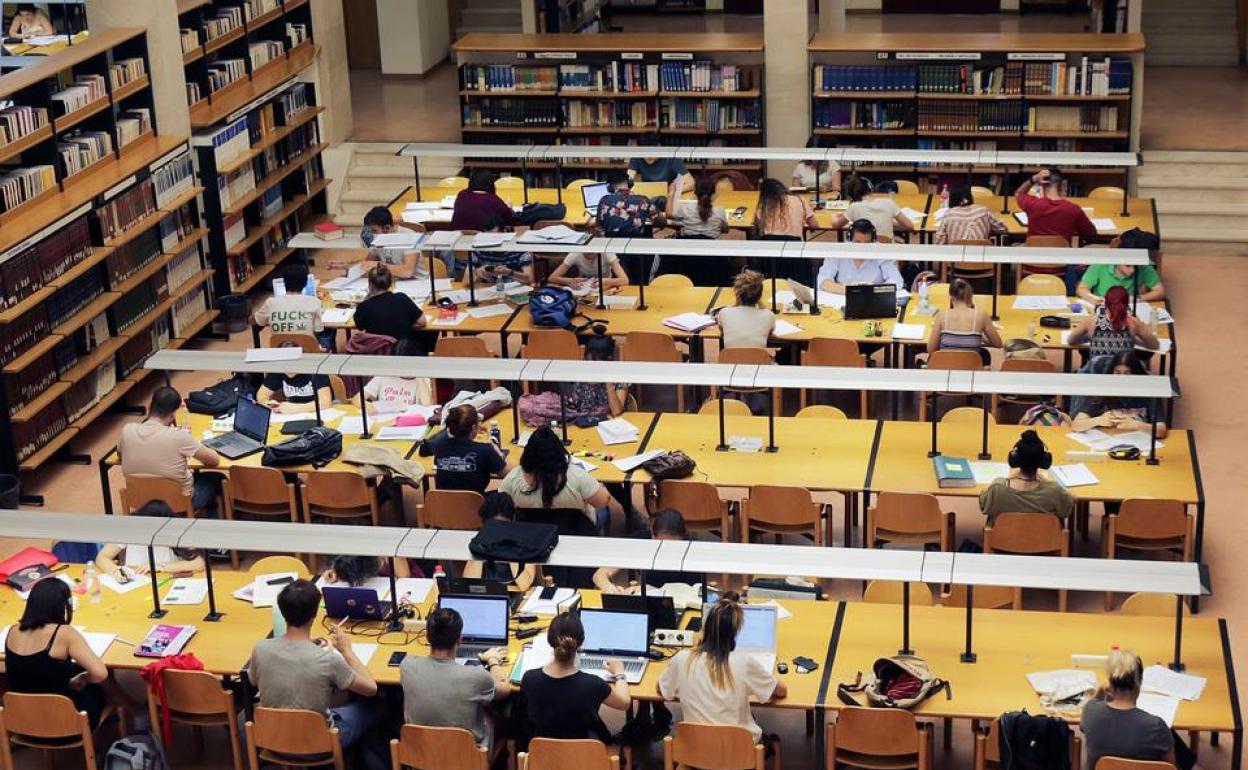 Estudiantes en una biblioteca. 