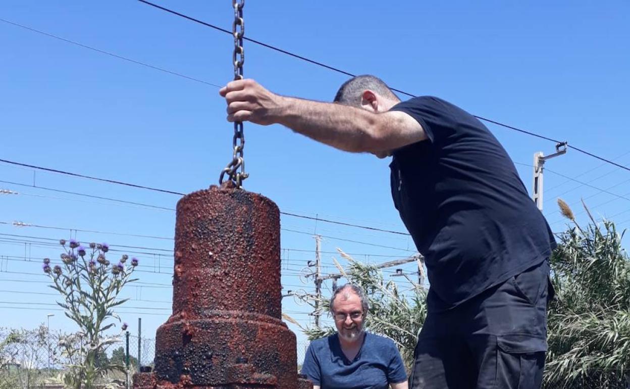 Un operario saca una de las bombas. 