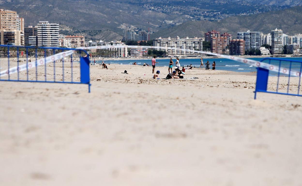 Vallas entre las playas de Alicante y El Campello