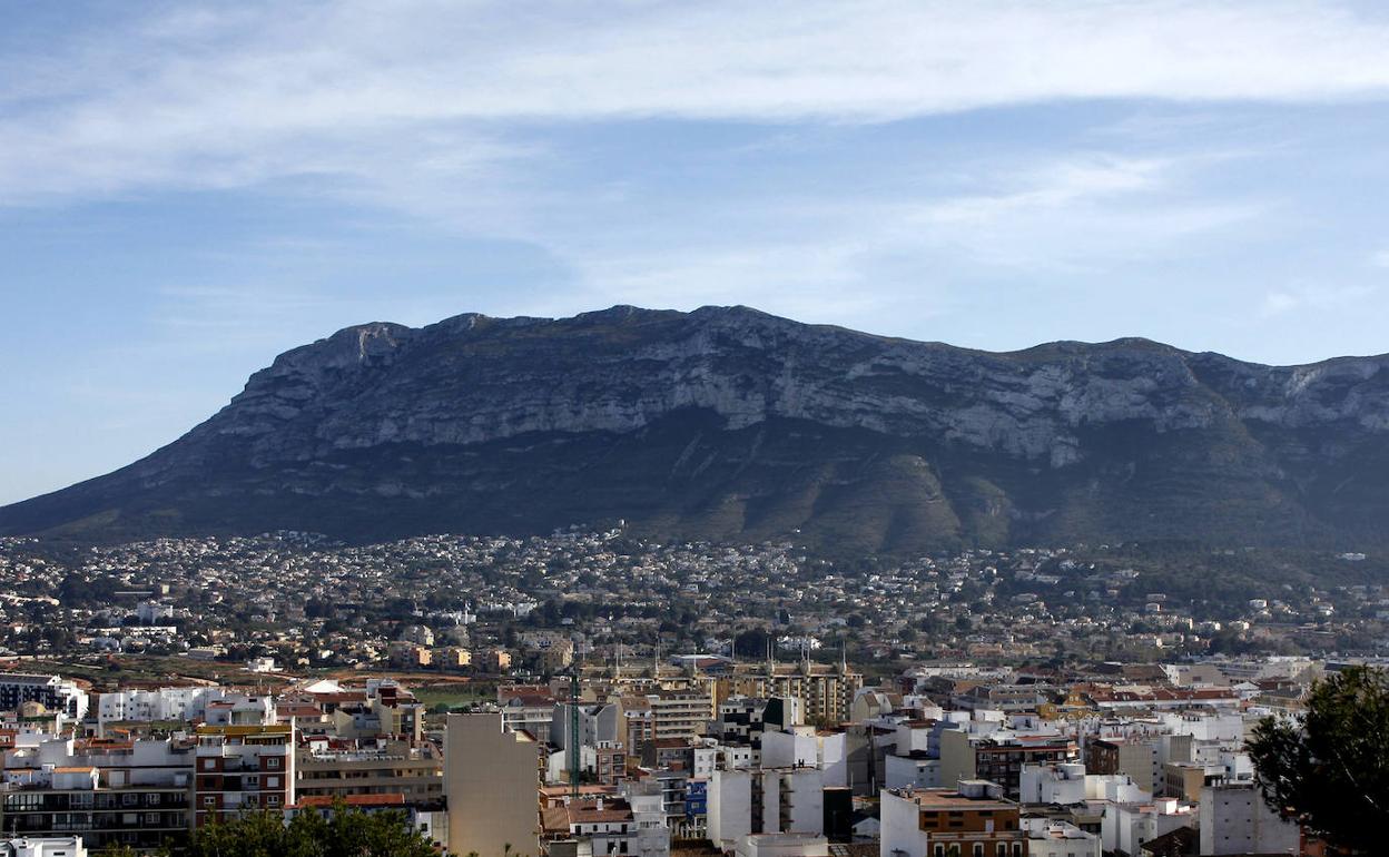 Vista panorámica de parte del término municipal de Dénia con el Montgó al fondo. 