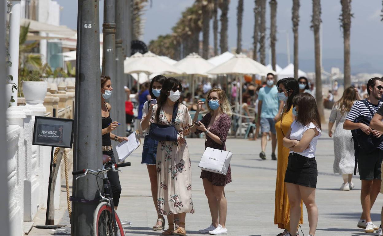 Usuarios del paseo marítimo de Valencia, el pasado domingo.