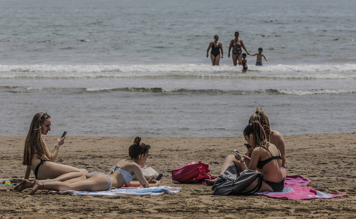 La Comunitat Valenciana estrena íntegramente su pase a la fase 2 de la desescalada del estado de alarma, que entre otras medidas de relajamiento contempla el uso y disfrute, con nuevas condiciones de seguridad y control, de las playas del litoral. 