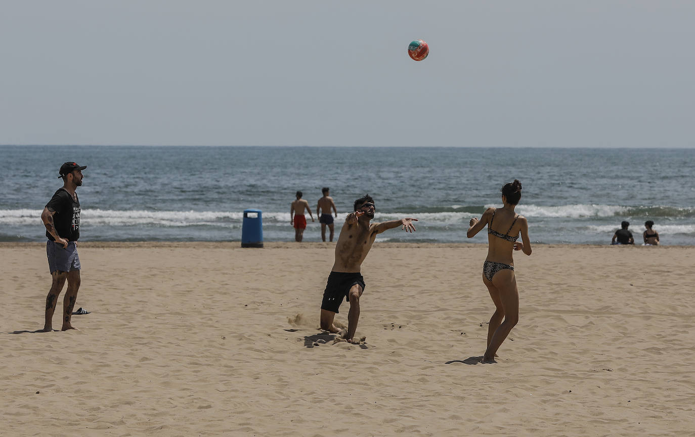 La Comunitat Valenciana estrena íntegramente su pase a la fase 2 de la desescalada del estado de alarma, que entre otras medidas de relajamiento contempla el uso y disfrute, con nuevas condiciones de seguridad y control, de las playas del litoral. 