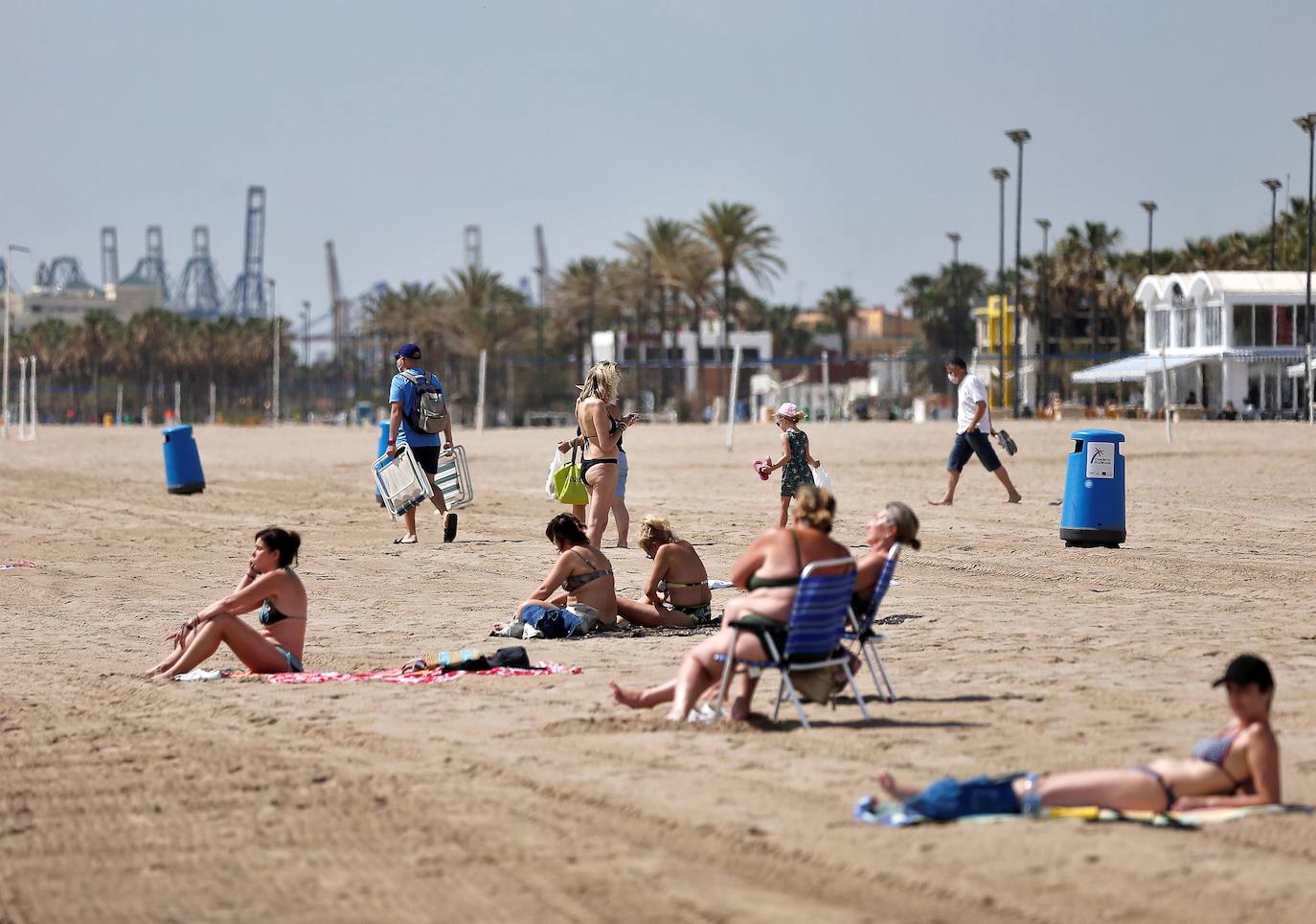 La Comunitat Valenciana estrena íntegramente su pase a la fase 2 de la desescalada del estado de alarma, que entre otras medidas de relajamiento contempla el uso y disfrute, con nuevas condiciones de seguridad y control, de las playas del litoral. 