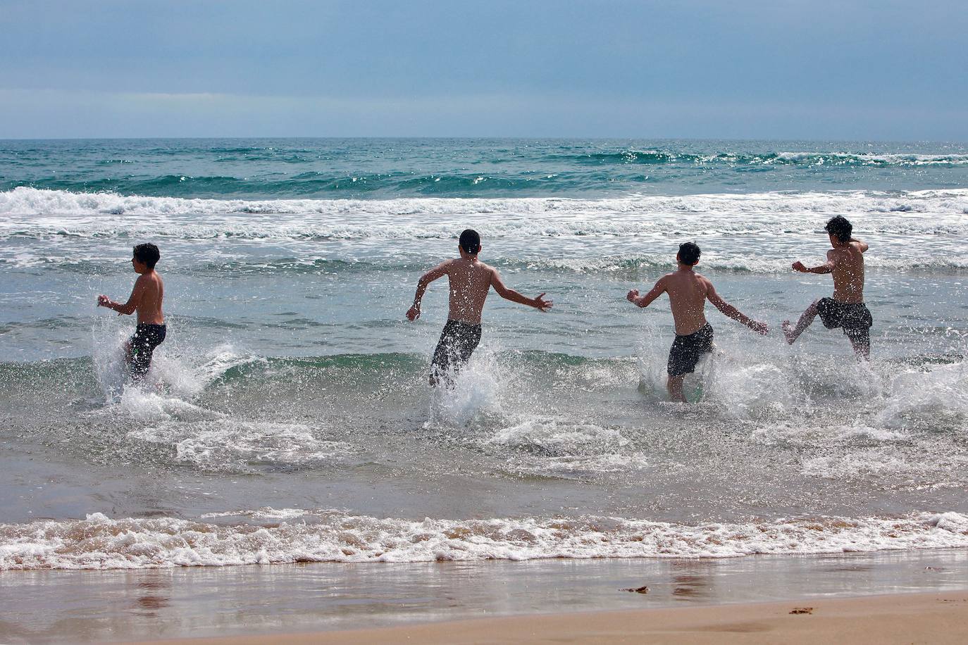 La Comunitat Valenciana estrena íntegramente su pase a la fase 2 de la desescalada del estado de alarma, que entre otras medidas de relajamiento contempla el uso y disfrute, con nuevas condiciones de seguridad y control, de las playas del litoral. 