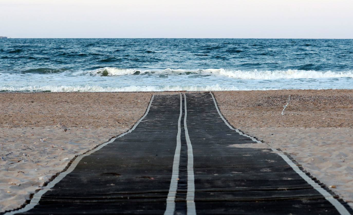 La Comunitat Valenciana estrena íntegramente su pase a la fase 2 de la desescalada del estado de alarma, que entre otras medidas de relajamiento contempla el uso y disfrute, con nuevas condiciones de seguridad y control, de las playas del litoral. 