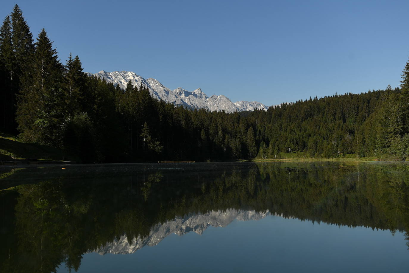 El verano llega a los Alpes y su paisaje se vuelve aún más espectacular. Los turistas que visitan la zona en esta época del año pueden disfrutar del verde del entorno y el deporte en sus aguas, en un ambiente alejado del bullicio donde descansar y conectar con la naturaleza.