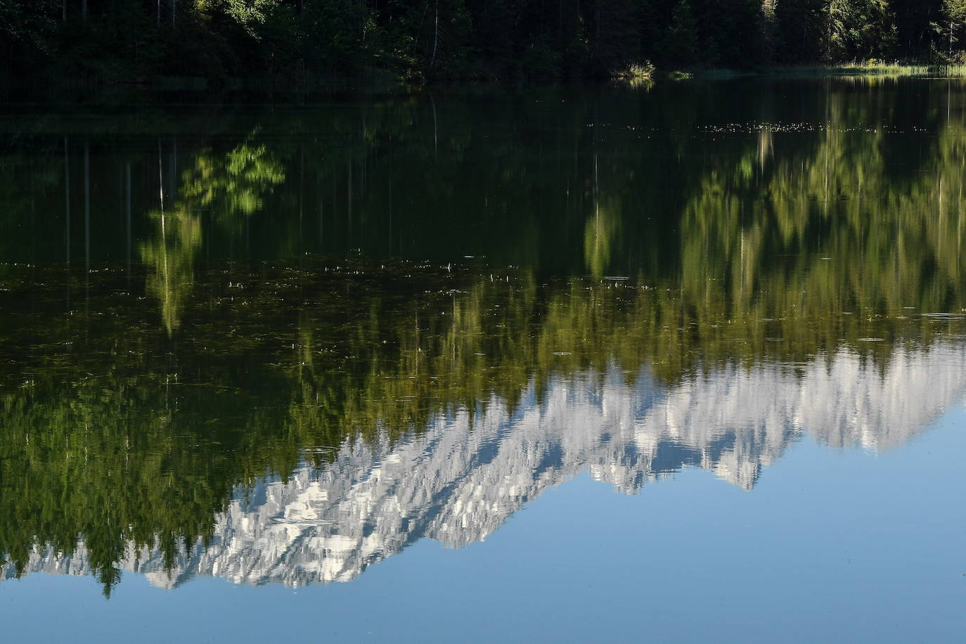 El verano llega a los Alpes y su paisaje se vuelve aún más espectacular. Los turistas que visitan la zona en esta época del año pueden disfrutar del verde del entorno y el deporte en sus aguas, en un ambiente alejado del bullicio donde descansar y conectar con la naturaleza.