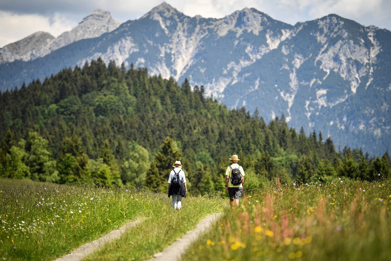 El verano llega a los Alpes y su paisaje se vuelve aún más espectacular. Los turistas que visitan la zona en esta época del año pueden disfrutar del verde del entorno y el deporte en sus aguas, en un ambiente alejado del bullicio donde descansar y conectar con la naturaleza.