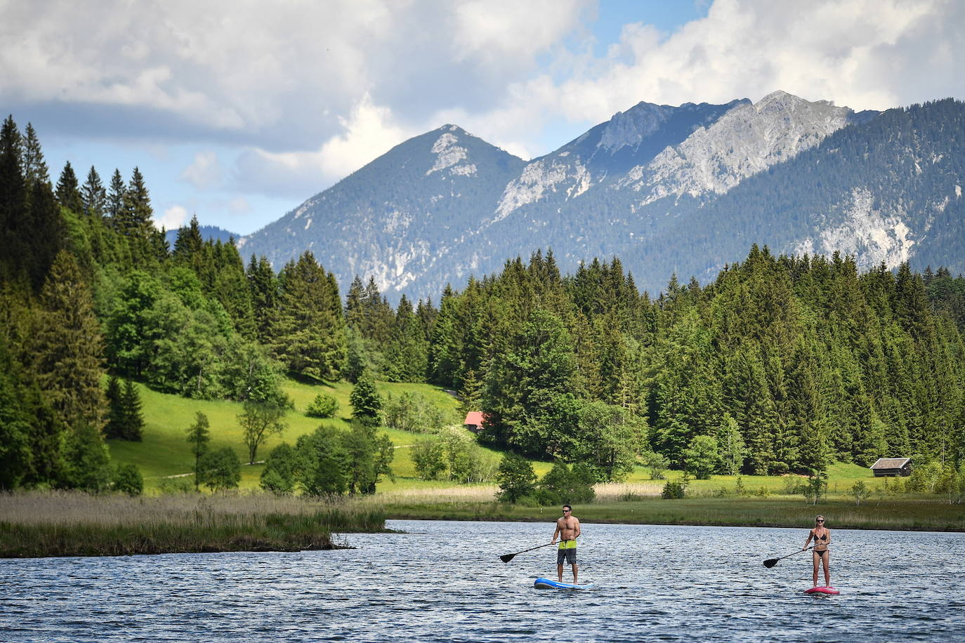 El verano llega a los Alpes y su paisaje se vuelve aún más espectacular. Los turistas que visitan la zona en esta época del año pueden disfrutar del verde del entorno y el deporte en sus aguas, en un ambiente alejado del bullicio donde descansar y conectar con la naturaleza.