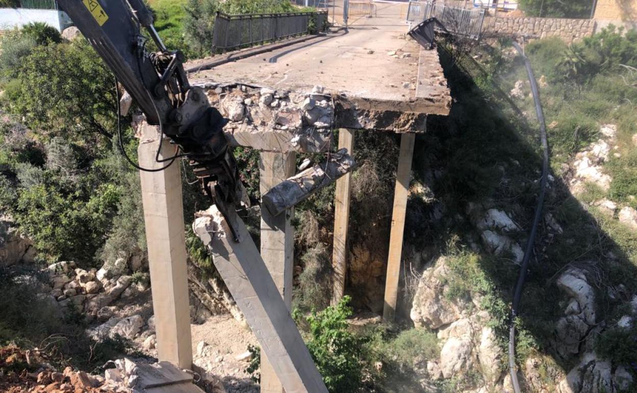 Trabajos de demolición del puente de acceso a Montepino, en el distrito de Marxuquera de Gandia. 