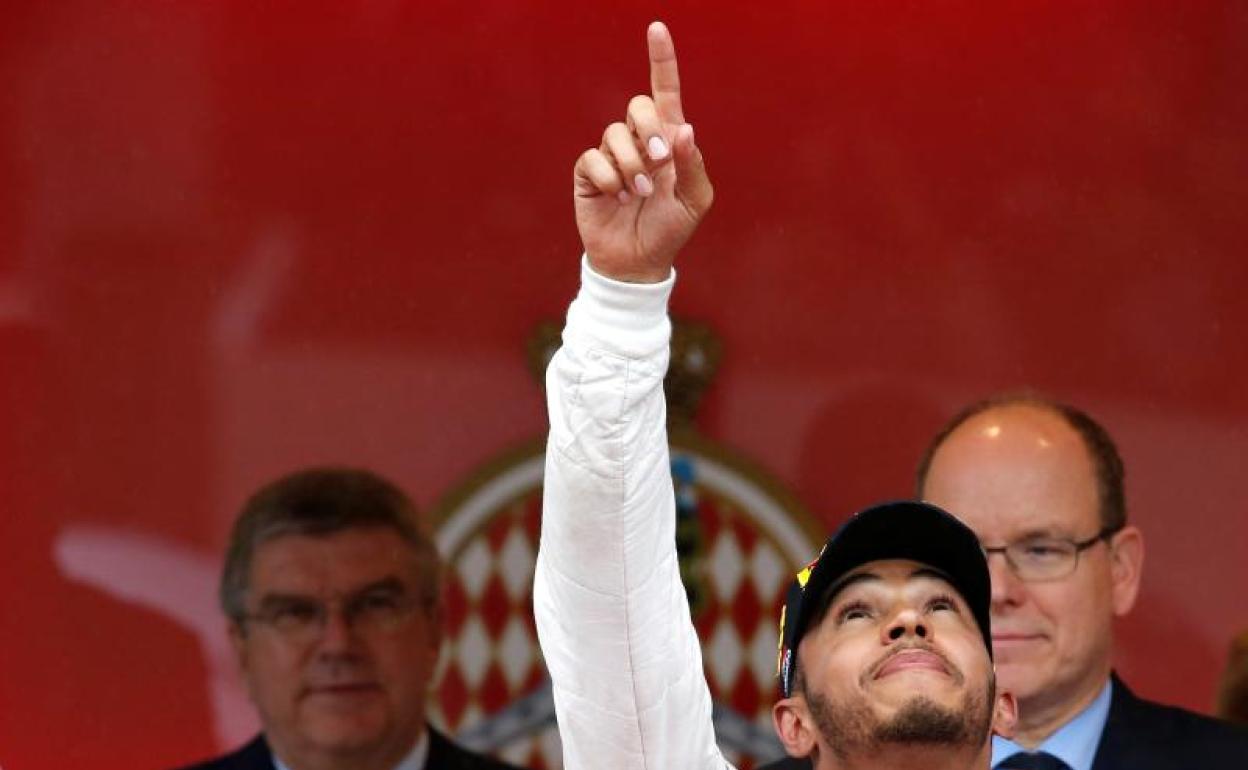 Lewis Hamilton celebra una de sus victorias. 