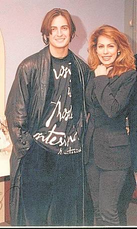 Con Jacqueline de la Vega en un reportaje para una sesión fotográfica con ropa de Francis Montesinos.