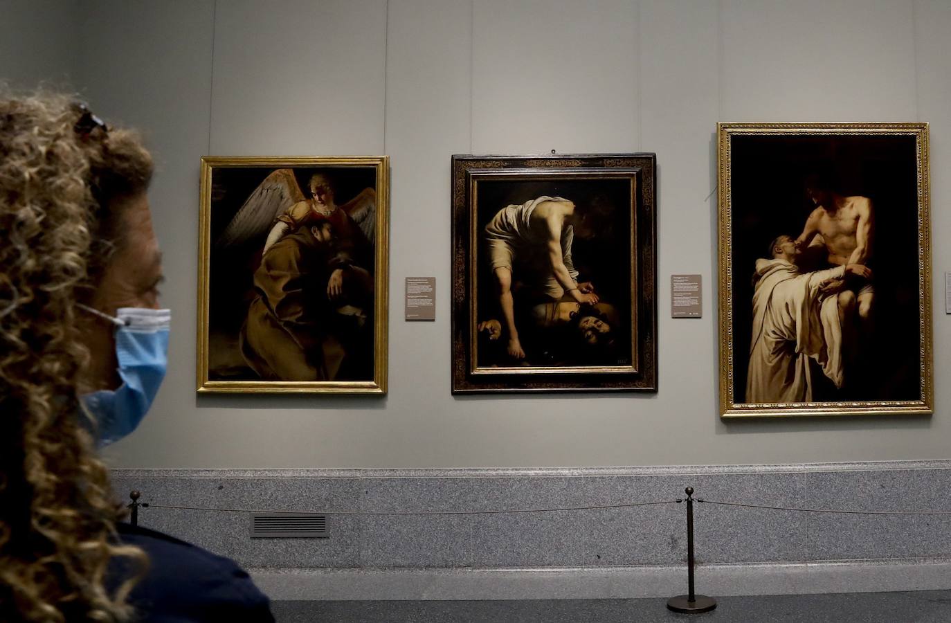 Tras más de dos meses cerrado el Museo del Prado ha adaptado sus instalaciones a la nueva normalidad: mascarillas, dispensadores de geles y distancia de seguridad acompañarán a los 1.800 visitantes al día que podrán acceder en una primera fase a partir de este fin de semana. La pinacoteca abrirá con un tercio de su aforo y con la muestra 'El reencuentro', un espectacular montaje de las obras más emblemáticas de su colección permanente.