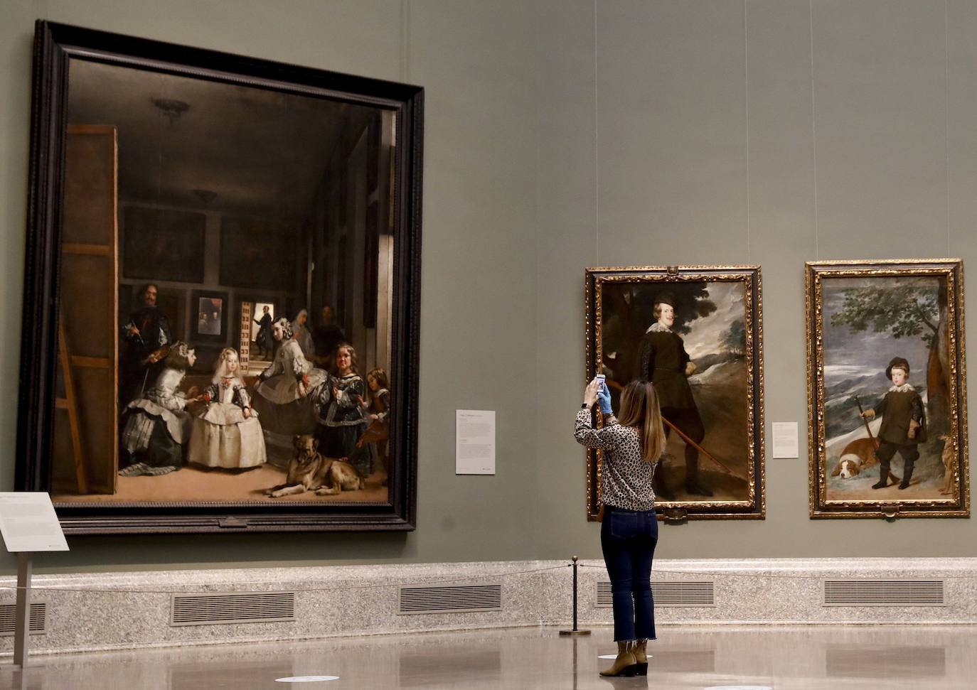 Tras más de dos meses cerrado el Museo del Prado ha adaptado sus instalaciones a la nueva normalidad: mascarillas, dispensadores de geles y distancia de seguridad acompañarán a los 1.800 visitantes al día que podrán acceder en una primera fase a partir de este fin de semana. La pinacoteca abrirá con un tercio de su aforo y con la muestra 'El reencuentro', un espectacular montaje de las obras más emblemáticas de su colección permanente.