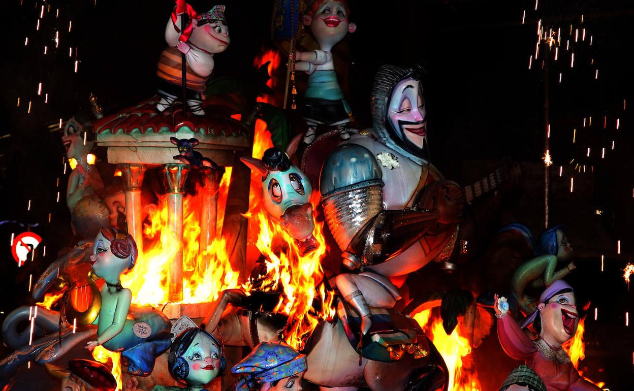 La cremà de una de las fallas de Dénia. 