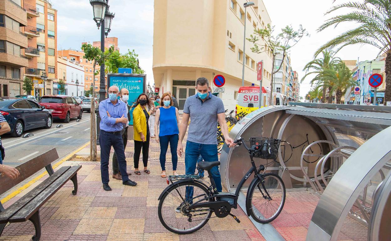 El alcalde de Cullera y las representantes de la Diputación durante la demostración del aparcamiento de bicis. 