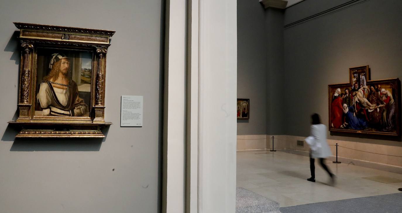 Tras más de dos meses cerrado el Museo del Prado ha adaptado sus instalaciones a la nueva normalidad: mascarillas, dispensadores de geles y distancia de seguridad acompañarán a los 1.800 visitantes al día que podrán acceder en una primera fase a partir de este fin de semana. La pinacoteca abrirá con un tercio de su aforo y con la muestra 'El reencuentro', un espectacular montaje de las obras más emblemáticas de su colección permanente.