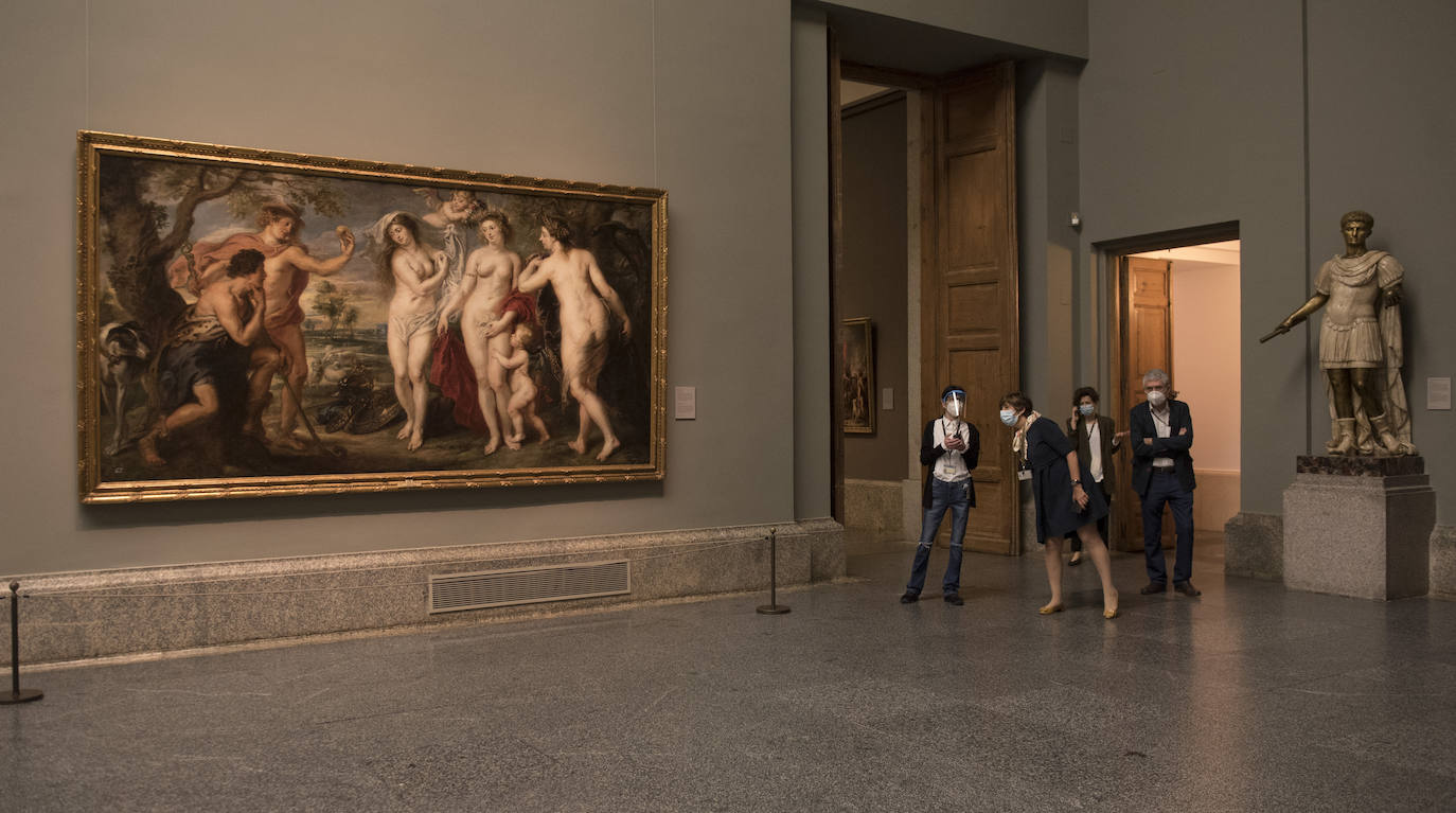 Tras más de dos meses cerrado el Museo del Prado ha adaptado sus instalaciones a la nueva normalidad: mascarillas, dispensadores de geles y distancia de seguridad acompañarán a los 1.800 visitantes al día que podrán acceder en una primera fase a partir de este fin de semana. La pinacoteca abrirá con un tercio de su aforo y con la muestra 'El reencuentro', un espectacular montaje de las obras más emblemáticas de su colección permanente.