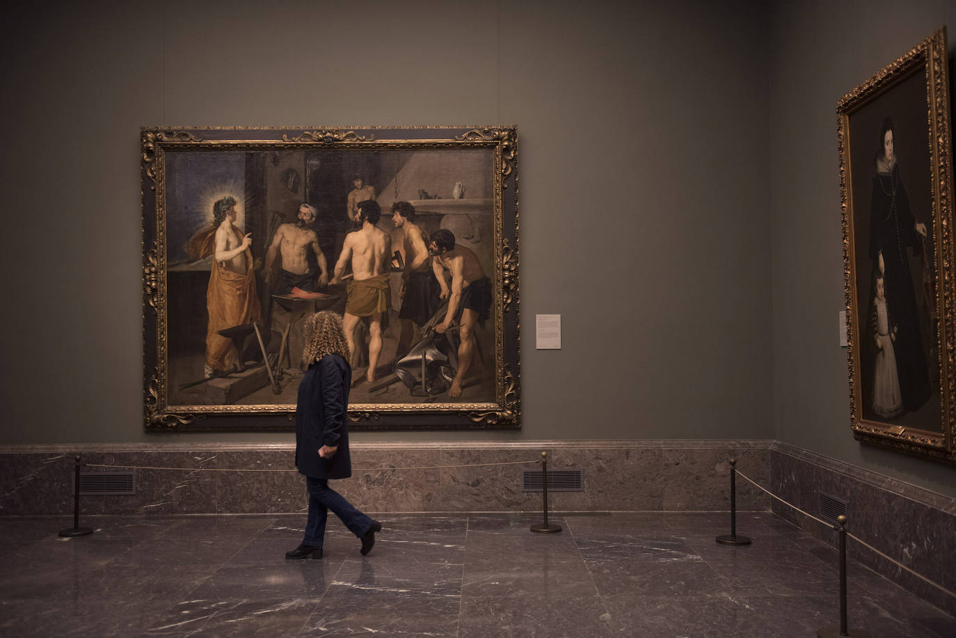 Tras más de dos meses cerrado el Museo del Prado ha adaptado sus instalaciones a la nueva normalidad: mascarillas, dispensadores de geles y distancia de seguridad acompañarán a los 1.800 visitantes al día que podrán acceder en una primera fase a partir de este fin de semana. La pinacoteca abrirá con un tercio de su aforo y con la muestra 'El reencuentro', un espectacular montaje de las obras más emblemáticas de su colección permanente.