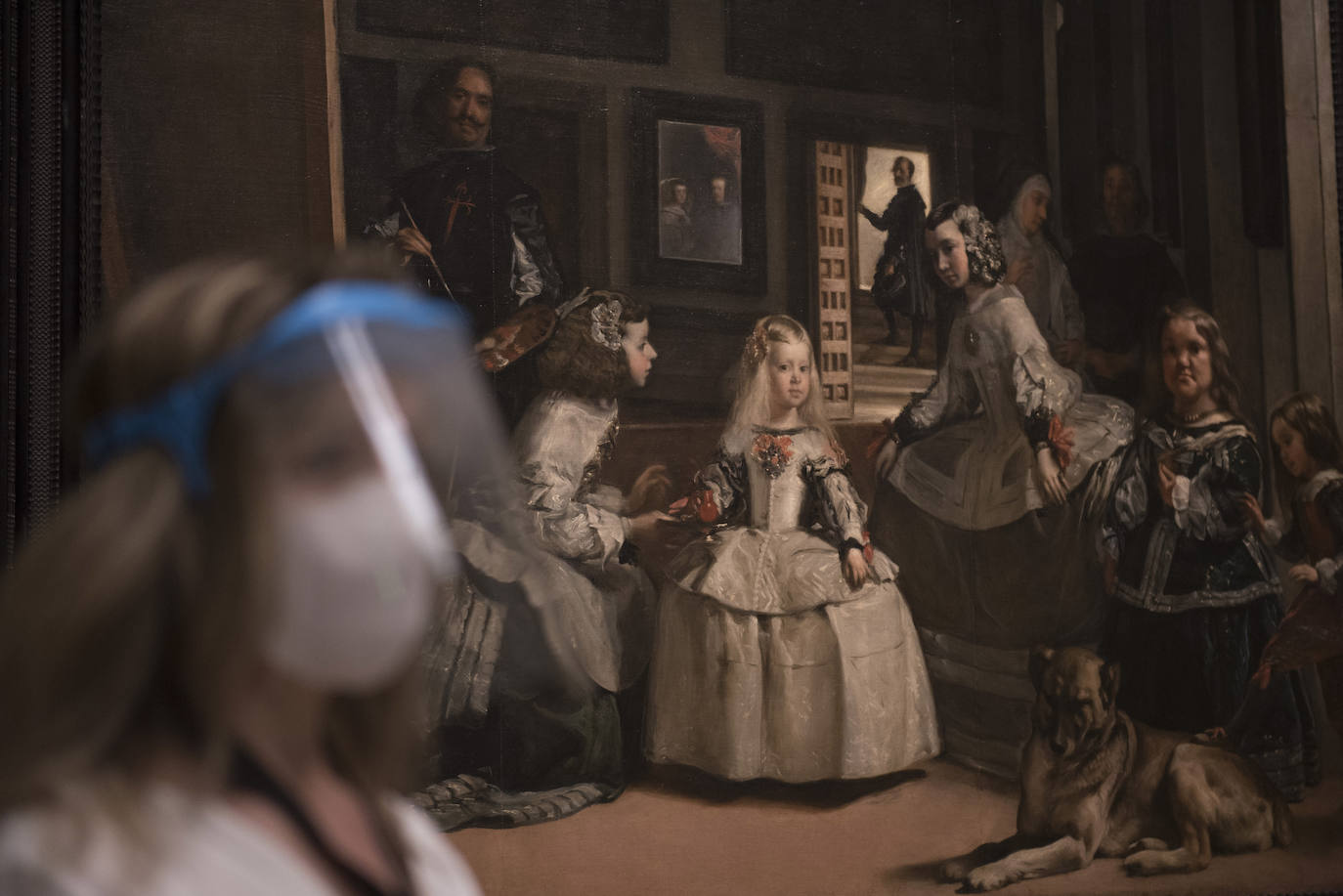 Tras más de dos meses cerrado el Museo del Prado ha adaptado sus instalaciones a la nueva normalidad: mascarillas, dispensadores de geles y distancia de seguridad acompañarán a los 1.800 visitantes al día que podrán acceder en una primera fase a partir de este fin de semana. La pinacoteca abrirá con un tercio de su aforo y con la muestra 'El reencuentro', un espectacular montaje de las obras más emblemáticas de su colección permanente.