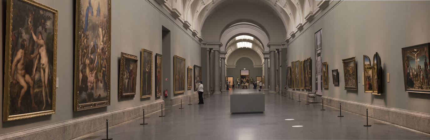 Tras más de dos meses cerrado el Museo del Prado ha adaptado sus instalaciones a la nueva normalidad: mascarillas, dispensadores de geles y distancia de seguridad acompañarán a los 1.800 visitantes al día que podrán acceder en una primera fase a partir de este fin de semana. La pinacoteca abrirá con un tercio de su aforo y con la muestra 'El reencuentro', un espectacular montaje de las obras más emblemáticas de su colección permanente.