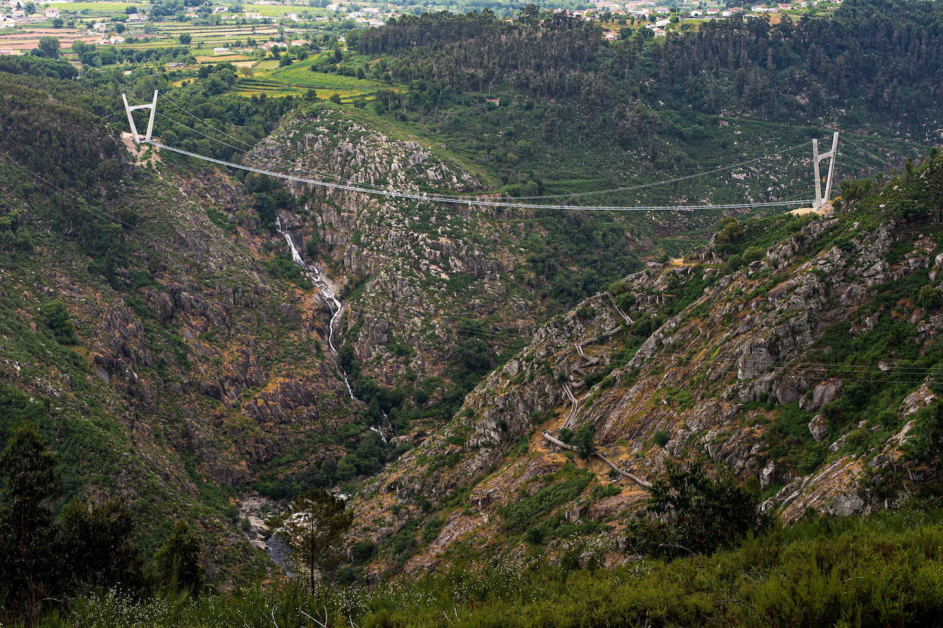 Portugal está construyendo el '516 Arouca' considerado el puente peatonal suspendido más grande del mundo con 516 metros de largo y 175 metros de alto en Arouca. Aún se encuentra en construcción, junto a las pasarelas Paiva y sostenidas por cables de acero dispuestos a 175 metros sobre el lecho del río, se prevé como una de las principales atracciones turísticas en el distrito de Aveiro. 