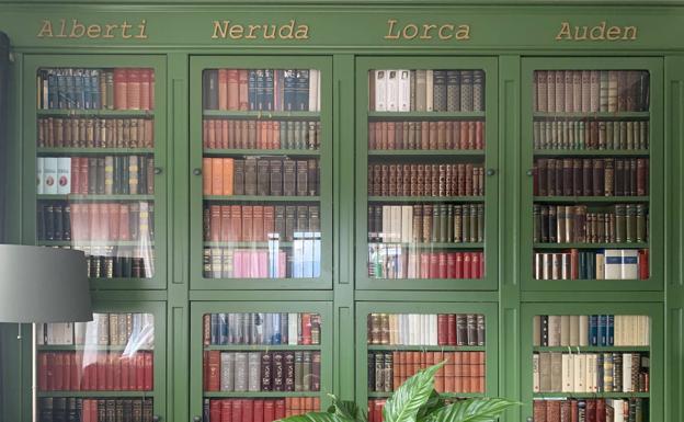 Librería en casa de Benjamín Prado.