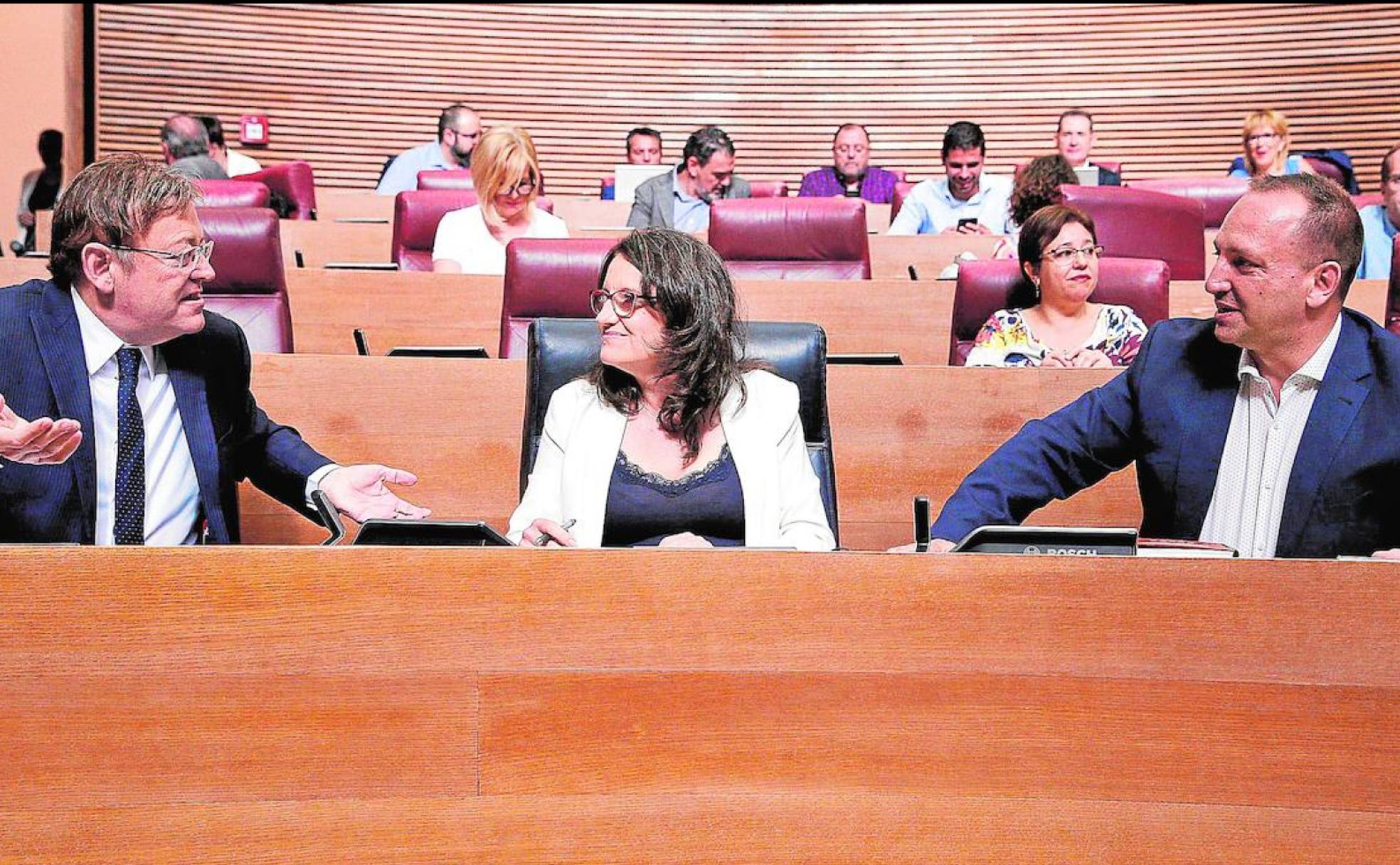 Les Corts. Ximo Puig, junto a la vicepresidenta Mónica Oltra y el vicepresidente segundo Rubén Martínez Dalmau, en el hemiciclo.