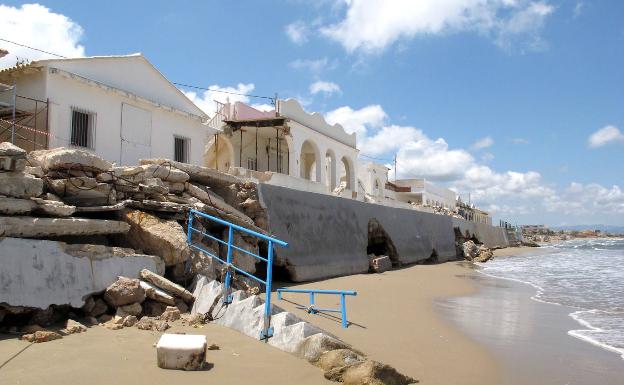 Destrozon en los muros y las escaleras. 