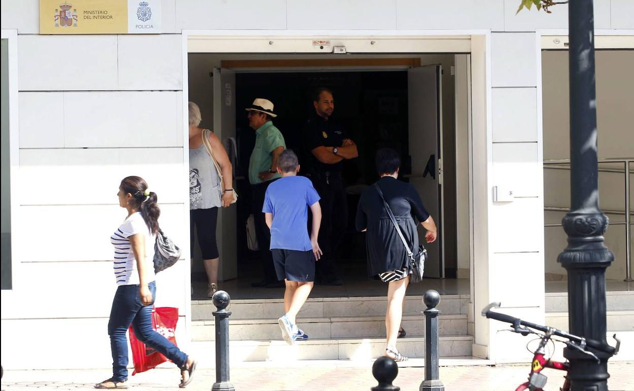 Varias personas acuden a una comisaría de Valencia, antes del estado de alarma.