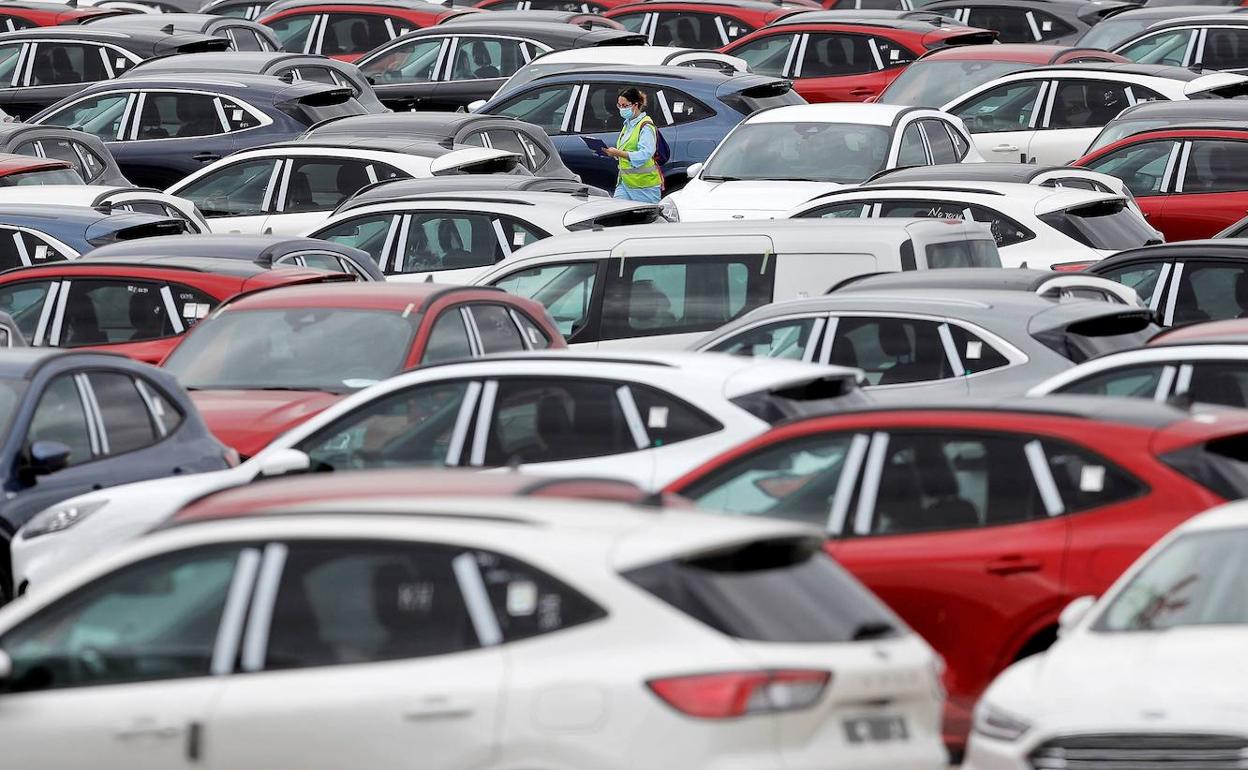 Una trabajadora del sector de la automoción, con mascarilla, en las instalaciones de Ford. 