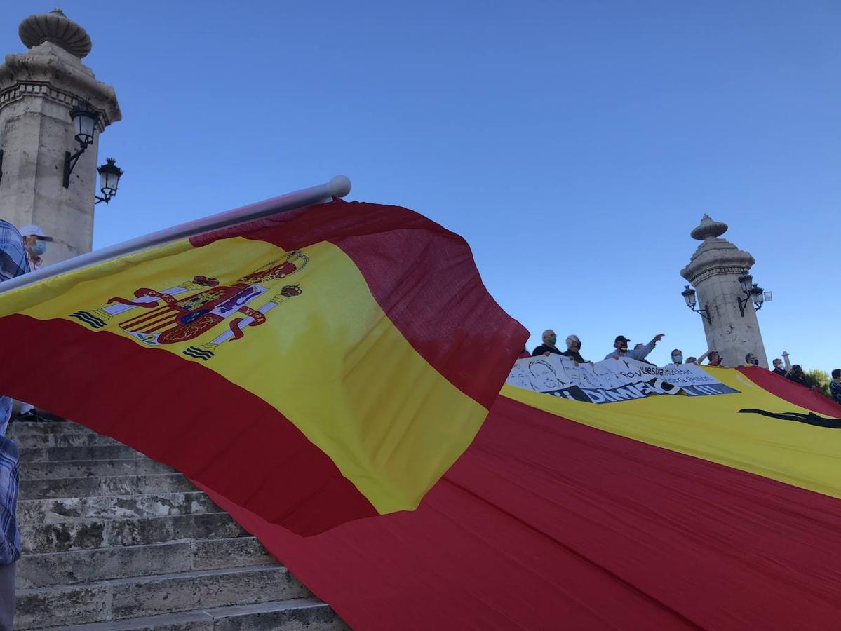 Fotos: Más de un centenar de personas se concentran contra en Valencia contra el Gobierno