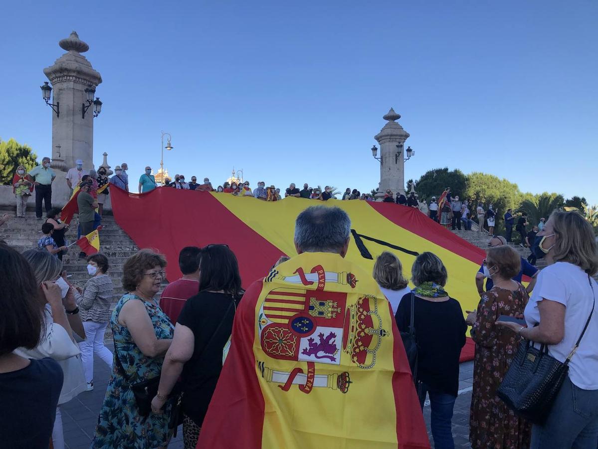 Fotos: Más de un centenar de personas se concentran contra en Valencia contra el Gobierno