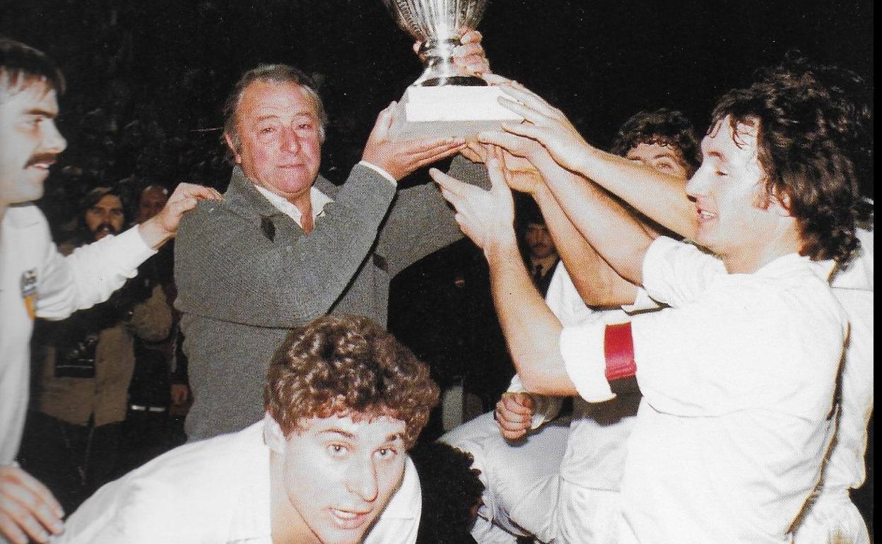 Pasieguito alza el trofeo de la Supercopa de Europa tras vencer al Nottingham (1-0) en Mestalla rodeado de Cerveró, Tendillo, Saura y Subirats.