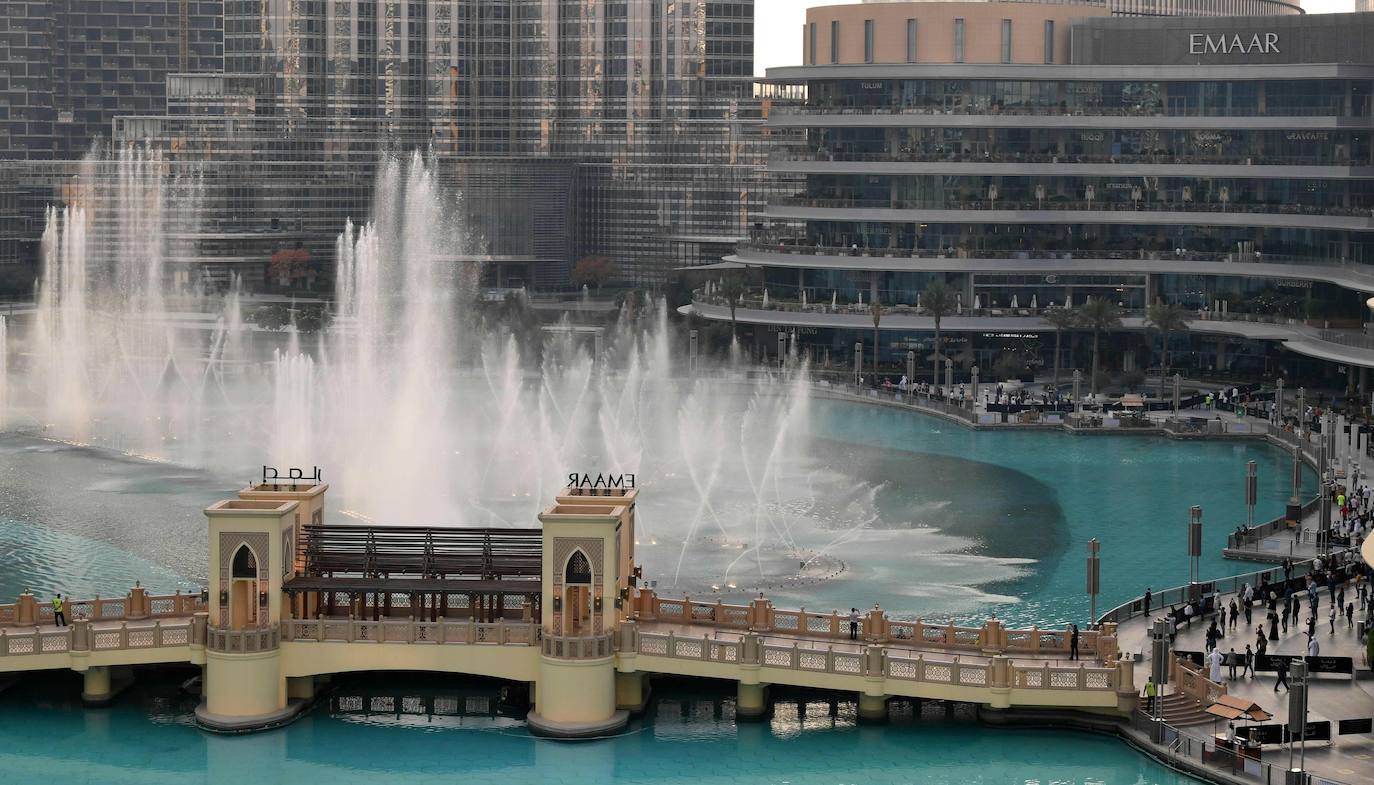 La ciudad de Dubai renace tras el confinamiento provocado por la crisis del coronavirus. Sus ciudadanos vuelven a disfrutar de la belleza de sus fuentes de agua y la opulencia de sus rascacielos, bajo las medidas de seguridad necesarias para la prevención de la Covid-19.