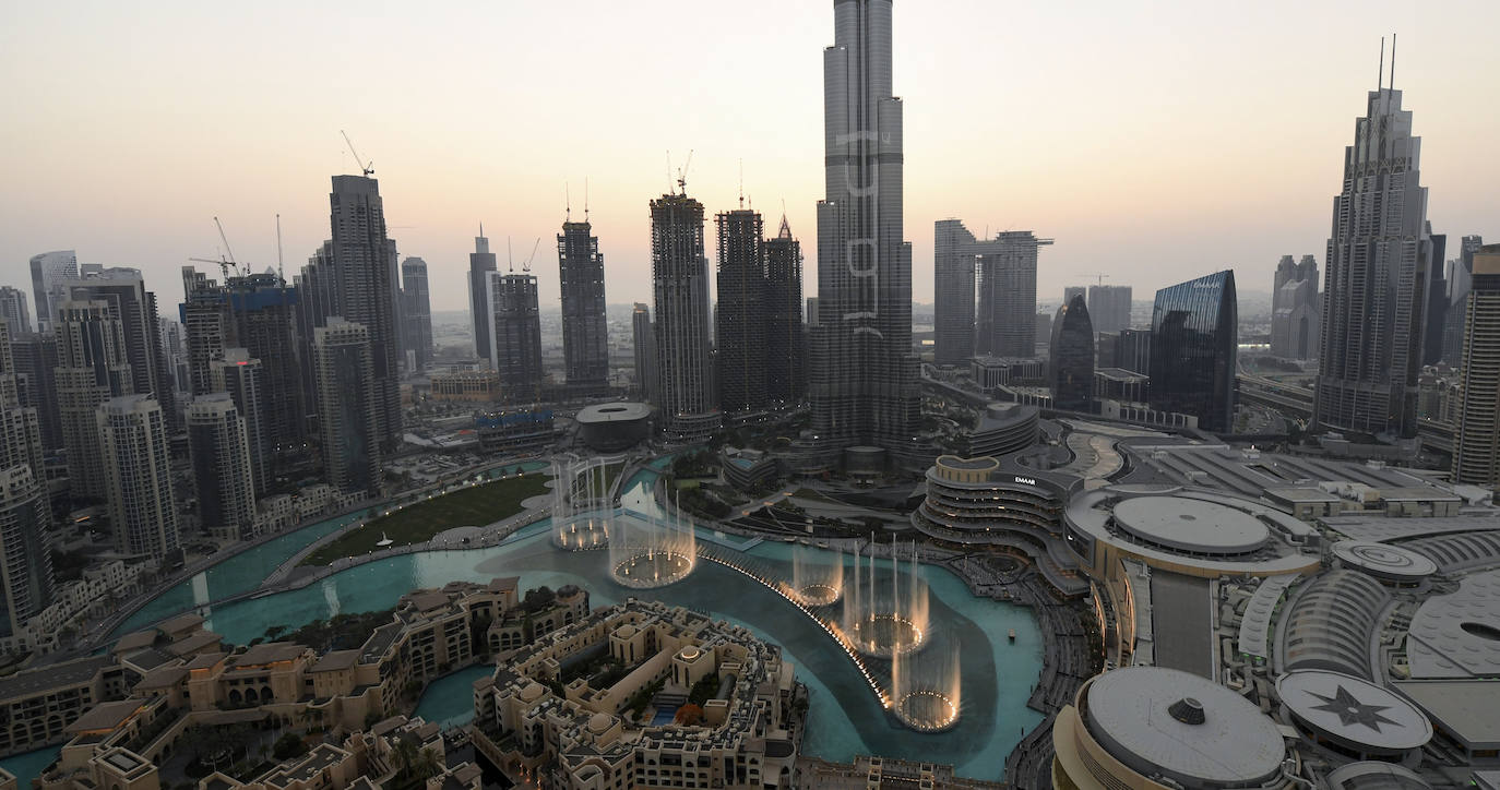 La ciudad de Dubai renace tras el confinamiento provocado por la crisis del coronavirus. Sus ciudadanos vuelven a disfrutar de la belleza de sus fuentes de agua y la opulencia de sus rascacielos, bajo las medidas de seguridad necesarias para la prevención de la Covid-19.