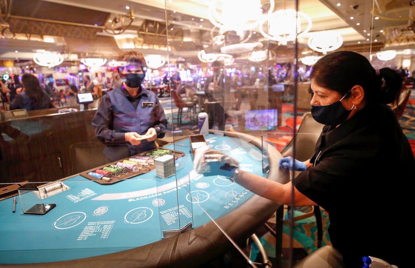 Los casinos de Las Vegas recuperan poco a poco la normalidad. Las ruletas vuelven a girar mientras los jugadores vigilan sus apuestas con mascarillas en el rostro y rodeados de medidas de seguridad para prevenir el contagio de la Covid-19 durante el juego.