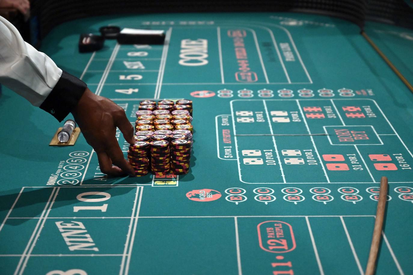 Los casinos de Las Vegas recuperan poco a poco la normalidad. Las ruletas vuelven a girar mientras los jugadores vigilan sus apuestas con mascarillas en el rostro y rodeados de medidas de seguridad para prevenir el contagio de la Covid-19 durante el juego.