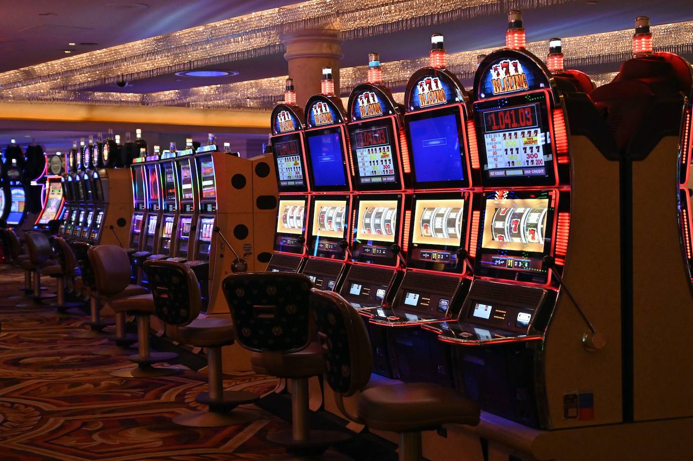 Los casinos de Las Vegas recuperan poco a poco la normalidad. Las ruletas vuelven a girar mientras los jugadores vigilan sus apuestas con mascarillas en el rostro y rodeados de medidas de seguridad para prevenir el contagio de la Covid-19 durante el juego.