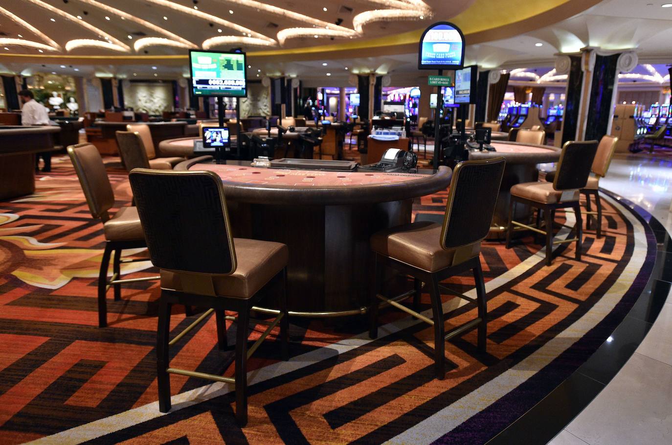 Los casinos de Las Vegas recuperan poco a poco la normalidad. Las ruletas vuelven a girar mientras los jugadores vigilan sus apuestas con mascarillas en el rostro y rodeados de medidas de seguridad para prevenir el contagio de la Covid-19 durante el juego.